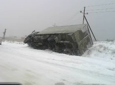 Qaradağda yük maşını aşdı