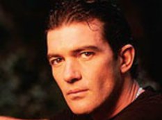 Antonio Banderos fotolarını sərgiləyir