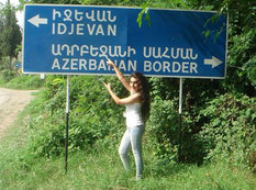 Erməni qız sərhədimizdə qucaq açdı - FOTO