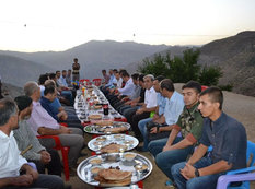 Ermənilər türk məmurlara iftar süfrəsi açdılar - FOTO
