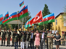 Bolu bələdiyyə başqanı Əlibəylidə Azərbaycan əsgəri forması geydi