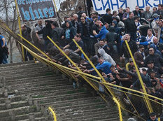 Azarkeşlər stadionu qana boyadılar