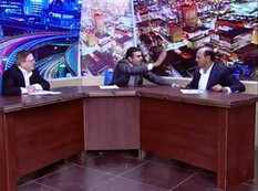 Birbaşa efirdə deputat davası: əvvəl çəkmə, sonra tapança - VİDEO