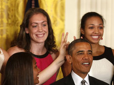 İdmançı qızlar Obamaya "buynuz" qoydular - FOTO