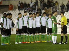 Futbolda bunu da gördük: Ev sahibi sıraya düzüldü, qonaqlar özləri oynadılar - VİDEO