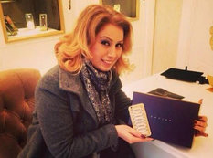 Müğənniyə qızıl telefonu kim hədiyyə etdi? - FOTO