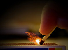 İcra Hakimiyyətinin qarşısında qadın özünü yandırmaq istədi