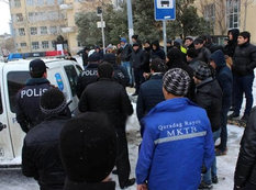Bakıda qartopu şillə-təpiyə keçdi: tutulanlar var - FOTO