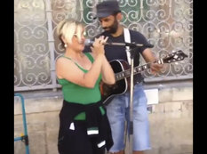 Mətanət küçədə oxudu – VİDEO