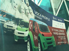 "V1 Challenge Azerbaijan" yarışında iştirak edəcək avtomobillərdən biri Park Bulvarda nümayiş etdirilir - FOTO