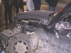 "KamAZ" "Mercedes"i əzdi, sonra evə girdi - FOTO