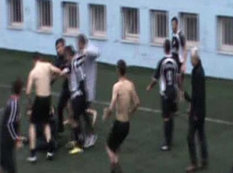 Futbolçular oyun zamanı polisləri döydülər