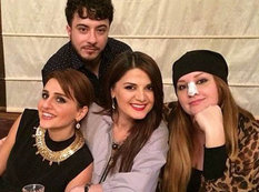 Azərbaycanlı müğənni şou əhlini mükafatlandırdı - FOTO