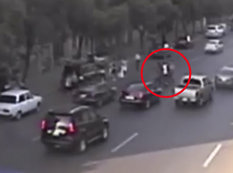 Bakıda 5 gənc "Mercedes"in qabağına çıxdı - VİDEO