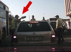 Bakıda qəzəbli yol polisi onu aldı, yerə çırpdı - VİDEO - FOTO