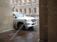 Bakı meri işə "cip"lə gəldi - FOTO