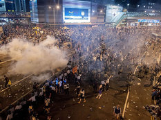 Göz yaşları, zəhərli qaz, dəyənək və polis təpikləri - FOTO