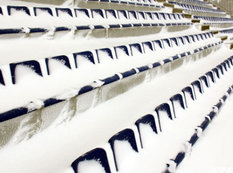 Mərkəzi stadionda qar "işğalı"