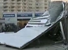 Bakıda yanacaqdoldurma məntəqəsinin tavanı uçdu - VİDEO
