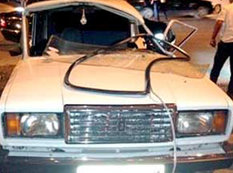 Bakıda maşın qəzet köşkünə girdi