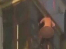 Xilasedicilər lüt qadını xilas etdilər - VİDEO 18+