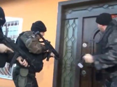 Türk polisi biabır oldu - VİDEO - FOTO
