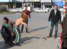 Qadın soyunub yol polisinə etiraz etdi - FOTO