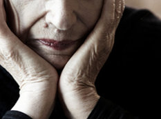 Evdə qadını yaşlandıran 5 amil: Bunları etməyin!