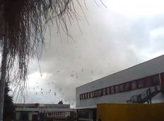 İtaliyadan tornado keçdi: 13 yaralı