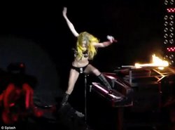 Ledi Qaqa pianonun üstündən yerə yıxıldı – VİDEO - FOTO