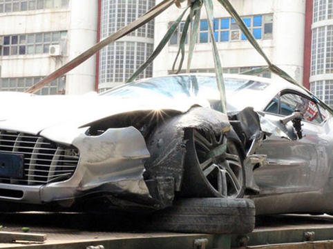 Maştağada “Mercedes” mağazaya çırpıldı - <span class="color_red">(Foto)</span>