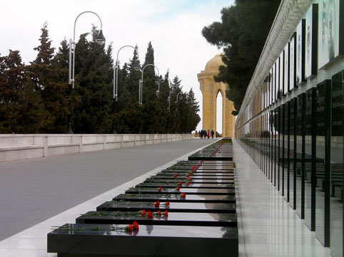 İranlı blogerin Şəhidlər xiyabanındakı hərəkəti qınandı - <span class="color_red">VİDEO</span>