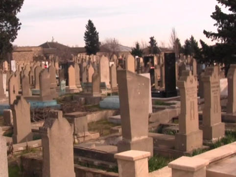 Qəbir yerləri köhnə sakinlərə pulsuz, yenilərə pulla satılır? - İDDİA