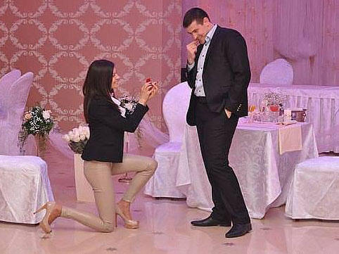 Azərbaycanda ilk: Xanım bəyə evlilik TƏKLİF ETDİ - <span class="color_red">VİDEO</span>