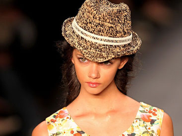 Forma kiygan qiz bilan porno video