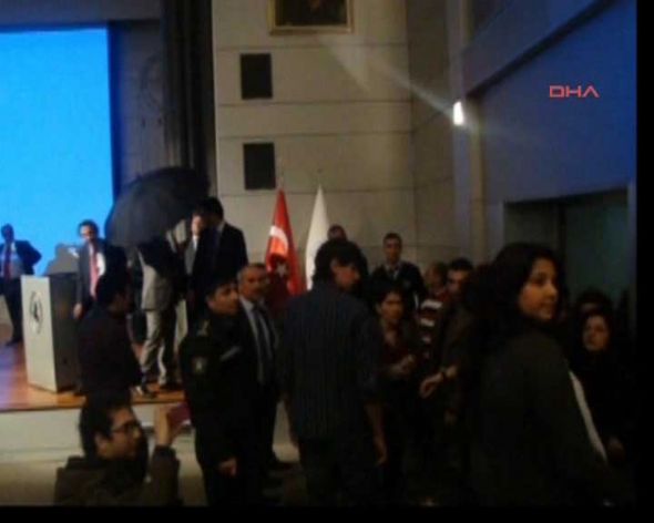 Tələbələr tanınmış iş adamını yumurtaya basdı – VİDEO-FOTO