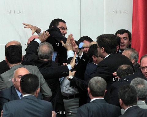 Türk millət vəkilləri yumruqlaşdılar, söyüşdülər - FOTO