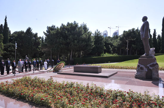 Xarici ölkələrin BMT-dəki diplomatları Fəxri xiyabanda və Şəhidlər xiyabanında olublar – FOTO