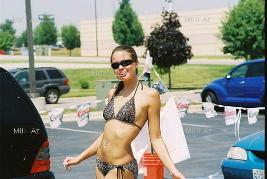 Soyunub maşın yuyan xanımlar - FOTO