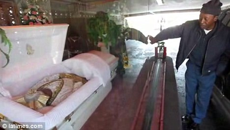 Şüşənin arxasındakı ölü nənə - FOTO