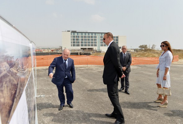 Prezident İlham Əliyev və xanımı Mehriban Əliyeva Bakı Fransız Liseyinin açılışında iştirak ediblər və Ağ Şəhər Bulvarında olublar - YENİLƏNİB - FOTO