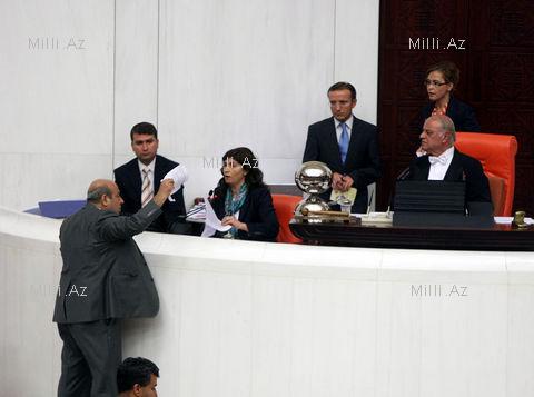 Türk millət vəkilləri yumruqlaşdılar, söyüşdülər - FOTO