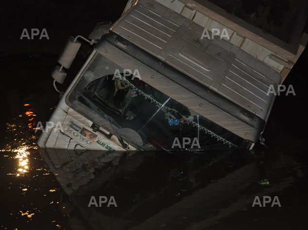 Azərbaycanda yük avtomobili kanala aşıb - FOTO