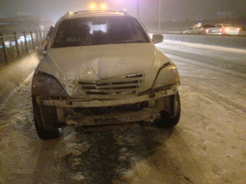 Bakıya qar qəza ilə gəldi: Mercedes tanınmaz hala düşdü - FOTO