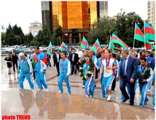 Azərbaycan paralimpiyaçıları ümummilli lider Heydər Əliyevin abidəsini ziyarət ediblər - YENİLƏNİB - FOTO