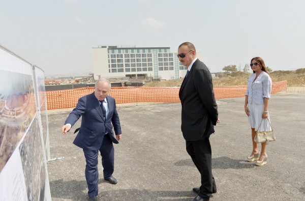 Prezident İlham Əliyev və xanımı Mehriban Əliyeva Bakı Fransız Liseyinin açılışında iştirak ediblər və Ağ Şəhər Bulvarında olublar - YENİLƏNİB - FOTO