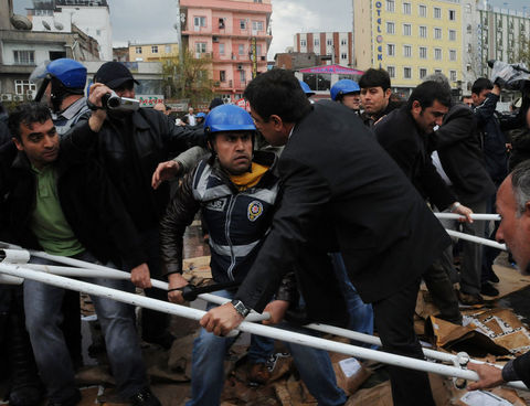 Polis millət vəkilini yerlə sürüdü – FOTO