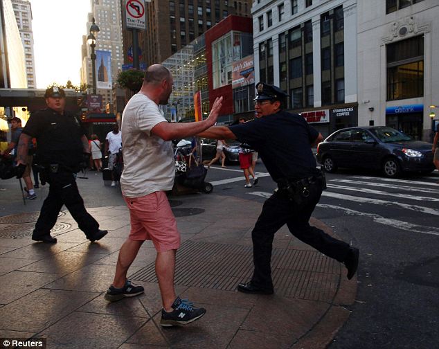 Amerika faciəsi: polis onu güllələdi, ölkəni lərzəyə gətirdi - FOTO
