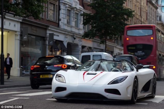"Atanın gül balaları" London küçələrində - FOTO