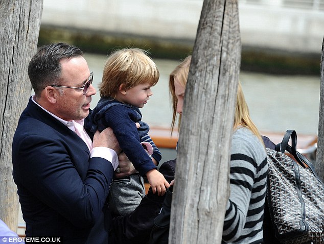 Elton Con əri və uşaqları ilə istirahətdə - FOTO